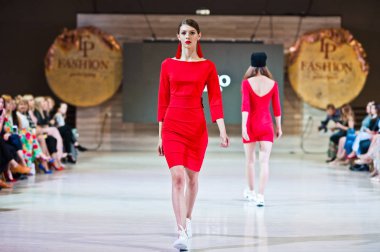 Ternopil, Ukrayna - 20 Mayıs 2018: Podolyany tasarımcıları moda haftası. Nacho koleksiyon ilkbahar/yaz 2018-2019 sunu pist modelleri yürümek. 