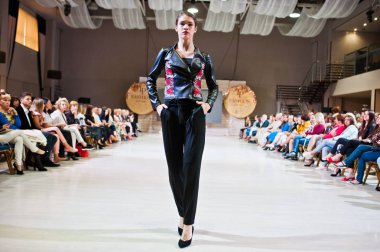 Ternopil, Ukrayna - 20 Mayıs 2018: Podolyany tasarımcıları moda haftası. Nacho koleksiyon ilkbahar/yaz 2018-2019 sunu pist modelleri yürümek. 