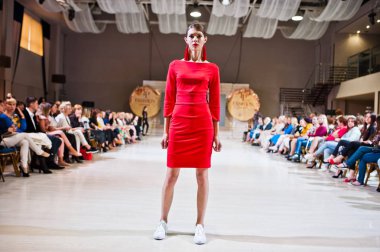 Ternopil, Ukrayna - 20 Mayıs 2018: Podolyany tasarımcıları moda haftası. Nacho koleksiyon ilkbahar/yaz 2018-2019 sunu pist modelleri yürümek. 