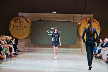 Ternopil, Ukrayna - 20 Mayıs 2018: Podolyany tasarımcıları moda haftası. Nacho koleksiyon ilkbahar/yaz 2018-2019 sunu pist modelleri yürümek. 