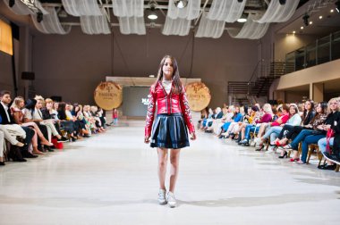 Ternopil, Ukrayna - 20 Mayıs 2018: Podolyany tasarımcıları moda haftası. Nacho koleksiyon ilkbahar/yaz 2018-2019 sunu pist modelleri çocuk yürümek. 