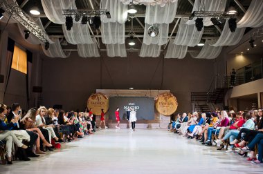 Ternopil, Ukrayna - 20 Mayıs 2018: Podolyany tasarımcıları moda haftası. Nacho koleksiyon ilkbahar/yaz 2018-2019 sunu pist modelleri yürümek. 
