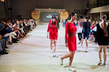 Ternopil, Ukrayna - 20 Mayıs 2018: Podolyany tasarımcıları moda haftası. Nacho koleksiyon ilkbahar/yaz 2018-2019 sunu pist modelleri yürümek. 