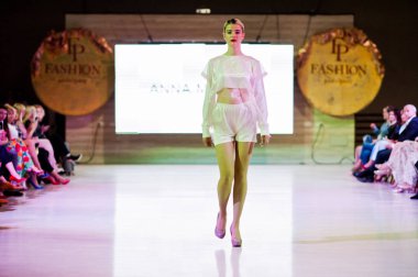 Ternopil, Ukrayna - 20 Mayıs 2018: Podolyany tasarımcıları moda haftası. Anna grubu koleksiyon ilkbahar/yaz 2018-2019 sunu pist modelleri yürümek. 