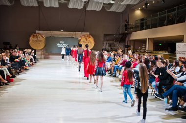 Ternopil, Ukrayna - 20 Mayıs 2018: Podolyany tasarımcıları moda haftası. Nacho koleksiyon ilkbahar/yaz 2018-2019 sunu pist modelleri yürümek. 