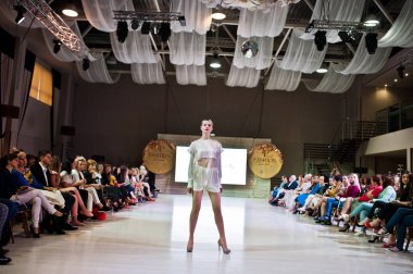 Ternopil, Ukrayna - 20 Mayıs 2018: Podolyany tasarımcıları moda haftası. Anna grubu koleksiyon ilkbahar/yaz 2018-2019 sunu pist modelleri yürümek. 