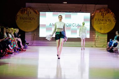 Ternopil, Ukrayna - 20 Mayıs 2018: Podolyany tasarımcıları moda haftası. Anna grubu koleksiyon ilkbahar/yaz 2018-2019 sunu pist modelleri yürümek. 