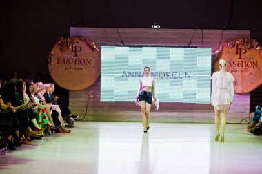 Ternopil, Ukrayna - 20 Mayıs 2018: Podolyany tasarımcıları moda haftası. Anna grubu koleksiyon ilkbahar/yaz 2018-2019 sunu pist modelleri yürümek. 