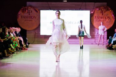 Ternopil, Ukrayna - 20 Mayıs 2018: Podolyany tasarımcıları moda haftası. Anna grubu koleksiyon ilkbahar/yaz 2018-2019 sunu pist modelleri yürümek. 