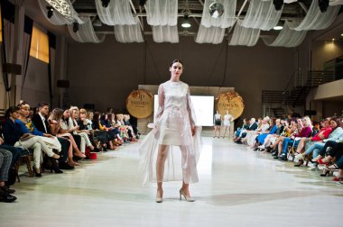 Ternopil, Ukrayna - 20 Mayıs 2018: Podolyany tasarımcıları moda haftası. Anna grubu koleksiyon ilkbahar/yaz 2018-2019 sunu pist modelleri yürümek. 