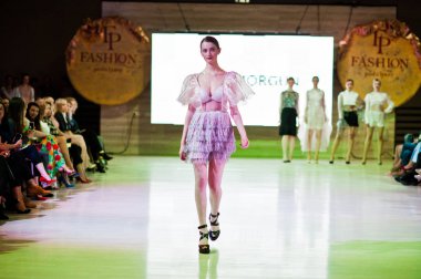 Ternopil, Ukrayna - 20 Mayıs 2018: Podolyany tasarımcıları moda haftası. Anna grubu koleksiyon ilkbahar/yaz 2018-2019 sunu pist modelleri yürümek. 