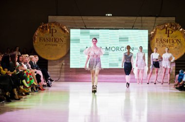 Ternopil, Ukrayna - 20 Mayıs 2018: Podolyany tasarımcıları moda haftası. Anna grubu koleksiyon ilkbahar/yaz 2018-2019 sunu pist modelleri yürümek. 