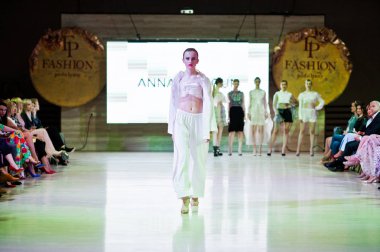 Ternopil, Ukrayna - 20 Mayıs 2018: Podolyany tasarımcıları moda haftası. Anna grubu koleksiyon ilkbahar/yaz 2018-2019 sunu pist modelleri yürümek. 