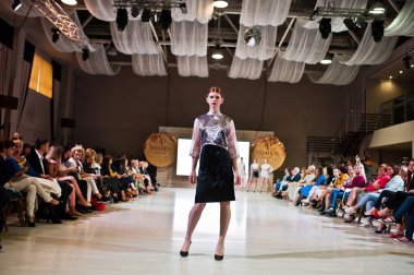 Ternopil, Ukrayna - 20 Mayıs 2018: Podolyany tasarımcıları moda haftası. Anna grubu koleksiyon ilkbahar/yaz 2018-2019 sunu pist modelleri yürümek. 