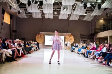 Ternopil, Ukrayna - 20 Mayıs 2018: Podolyany tasarımcıları moda haftası. Anna grubu koleksiyon ilkbahar/yaz 2018-2019 sunu pist modelleri yürümek. 