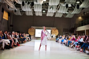 Ternopil, Ukrayna - 20 Mayıs 2018: Podolyany tasarımcıları moda haftası. Anna grubu koleksiyon ilkbahar/yaz 2018-2019 sunu pist modelleri yürümek. 