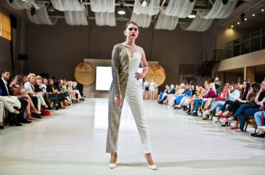 Ternopil, Ukrayna - 20 Mayıs 2018: Podolyany tasarımcıları moda haftası. Anna grubu koleksiyon ilkbahar/yaz 2018-2019 sunu pist modelleri yürümek. 