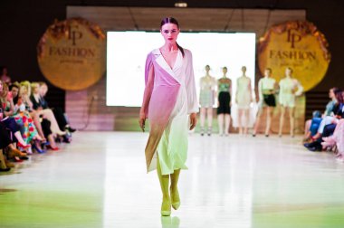 Ternopil, Ukrayna - 20 Mayıs 2018: Podolyany tasarımcıları moda haftası. Anna grubu koleksiyon ilkbahar/yaz 2018-2019 sunu pist modelleri yürümek. 