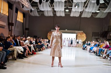 Ternopil, Ukrayna - 20 Mayıs 2018: Podolyany tasarımcıları moda haftası. Anna grubu koleksiyon ilkbahar/yaz 2018-2019 sunu pist modelleri yürümek. 