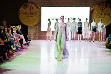 Ternopil, Ukrayna - 20 Mayıs 2018: Podolyany tasarımcıları moda haftası. Anna grubu koleksiyon ilkbahar/yaz 2018-2019 sunu pist modelleri yürümek. 