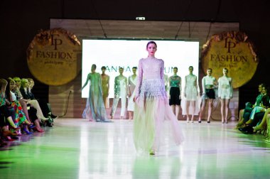 Ternopil, Ukrayna - 20 Mayıs 2018: Podolyany tasarımcıları moda haftası. Anna grubu koleksiyon ilkbahar/yaz 2018-2019 sunu pist modelleri yürümek. 