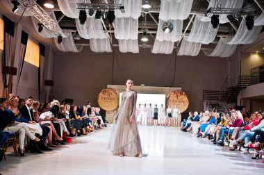 Ternopil, Ukrayna - 20 Mayıs 2018: Podolyany tasarımcıları moda haftası. Anna grubu koleksiyon ilkbahar/yaz 2018-2019 sunu pist modelleri yürümek. 