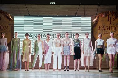 Ternopil, Ukrayna - 20 Mayıs 2018: Podolyany tasarımcıları moda haftası. Anna grubu koleksiyon ilkbahar/yaz 2018-2019 sunu pist modelleri yürümek. 