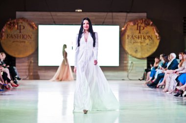 Ternopil, Ukrayna - 20 Mayıs 2018: Podolyany tasarımcıları moda haftası. Lidia Yanitska koleksiyon ilkbahar/yaz 2018-2019 sunu pist modelleri yürümek. 