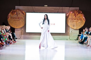 Ternopil, Ukrayna - 20 Mayıs 2018: Podolyany tasarımcıları moda haftası. Lidia Yanitska koleksiyon ilkbahar/yaz 2018-2019 sunu pist modelleri yürümek. 