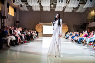 Ternopil, Ukrayna - 20 Mayıs 2018: Podolyany tasarımcıları moda haftası. Lidia Yanitska koleksiyon ilkbahar/yaz 2018-2019 sunu pist modelleri yürümek. 