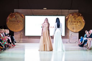 Ternopil, Ukrayna - 20 Mayıs 2018: Podolyany tasarımcıları moda haftası. Lidia Yanitska koleksiyon ilkbahar/yaz 2018-2019 sunu pist modelleri yürümek. 