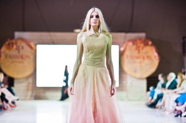 Ternopil, Ukrayna - 20 Mayıs 2018: Podolyany tasarımcıları moda haftası. Lidia Yanitska koleksiyon ilkbahar/yaz 2018-2019 sunu pist modelleri yürümek. 