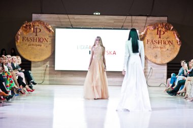 Ternopil, Ukrayna - 20 Mayıs 2018: Podolyany tasarımcıları moda haftası. Lidia Yanitska koleksiyon ilkbahar/yaz 2018-2019 sunu pist modelleri yürümek. 