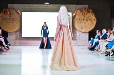 Ternopil, Ukrayna - 20 Mayıs 2018: Podolyany tasarımcıları moda haftası. Lidia Yanitska koleksiyon ilkbahar/yaz 2018-2019 sunu pist modelleri yürümek. 