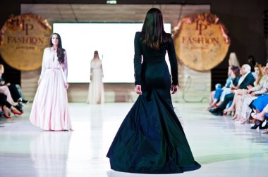 Ternopil, Ukrayna - 20 Mayıs 2018: Podolyany tasarımcıları moda haftası. Lidia Yanitska koleksiyon ilkbahar/yaz 2018-2019 sunu pist modelleri yürümek. 