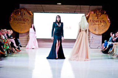 Ternopil, Ukrayna - 20 Mayıs 2018: Podolyany tasarımcıları moda haftası. Lidia Yanitska koleksiyon ilkbahar/yaz 2018-2019 sunu pist modelleri yürümek. 