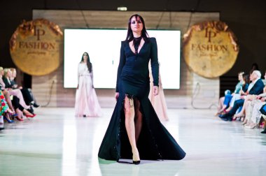 Ternopil, Ukrayna - 20 Mayıs 2018: Podolyany tasarımcıları moda haftası. Lidia Yanitska koleksiyon ilkbahar/yaz 2018-2019 sunu pist modelleri yürümek. 