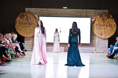 Ternopil, Ukrayna - 20 Mayıs 2018: Podolyany tasarımcıları moda haftası. Lidia Yanitska koleksiyon ilkbahar/yaz 2018-2019 sunu pist modelleri yürümek. 