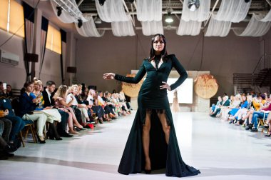 Ternopil, Ukrayna - 20 Mayıs 2018: Podolyany tasarımcıları moda haftası. Lidia Yanitska koleksiyon ilkbahar/yaz 2018-2019 sunu pist modelleri yürümek. 