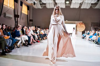 Ternopil, Ukrayna - 20 Mayıs 2018: Podolyany tasarımcıları moda haftası. Lidia Yanitska koleksiyon ilkbahar/yaz 2018-2019 sunu pist modelleri yürümek. 