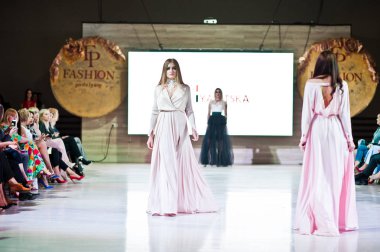 Ternopil, Ukrayna - 20 Mayıs 2018: Podolyany tasarımcıları moda haftası. Lidia Yanitska koleksiyon ilkbahar/yaz 2018-2019 sunu pist modelleri yürümek. 