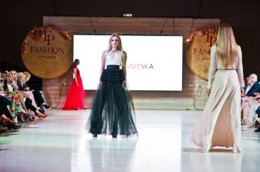 Ternopil, Ukrayna - 20 Mayıs 2018: Podolyany tasarımcıları moda haftası. Lidia Yanitska koleksiyon ilkbahar/yaz 2018-2019 sunu pist modelleri yürümek. 