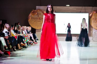 Ternopil, Ukrayna - 20 Mayıs 2018: Podolyany tasarımcıları moda haftası. Lidia Yanitska koleksiyon ilkbahar/yaz 2018-2019 sunu pist modelleri yürümek. 
