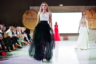 Ternopil, Ukrayna - 20 Mayıs 2018: Podolyany tasarımcıları moda haftası. Lidia Yanitska koleksiyon ilkbahar/yaz 2018-2019 sunu pist modelleri yürümek. 