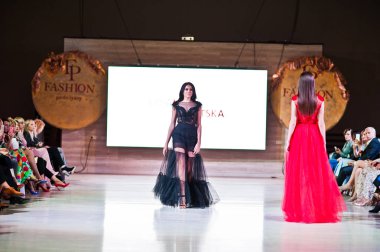 Ternopil, Ukrayna - 20 Mayıs 2018: Podolyany tasarımcıları moda haftası. Lidia Yanitska koleksiyon ilkbahar/yaz 2018-2019 sunu pist modelleri yürümek. 