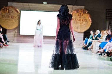 Ternopil, Ukrayna - 20 Mayıs 2018: Podolyany tasarımcıları moda haftası. Lidia Yanitska koleksiyon ilkbahar/yaz 2018-2019 sunu pist modelleri yürümek. 