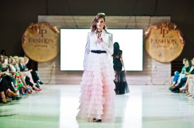 Ternopil, Ukrayna - 20 Mayıs 2018: Podolyany tasarımcıları moda haftası. Lidia Yanitska koleksiyon ilkbahar/yaz 2018-2019 sunu pist modelleri yürümek. 