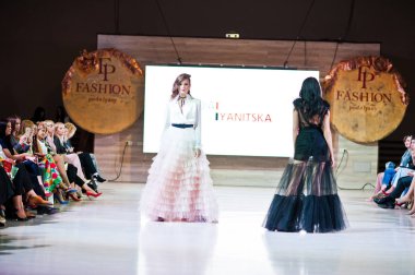 Ternopil, Ukrayna - 20 Mayıs 2018: Podolyany tasarımcıları moda haftası. Lidia Yanitska koleksiyon ilkbahar/yaz 2018-2019 sunu pist modelleri yürümek. 