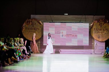 Ternopil, Ukrayna - 20 Mayıs 2018: Podolyany tasarımcıları moda haftası. Lidia Yanitska koleksiyon ilkbahar/yaz 2018-2019 sunu pist modelleri yürümek. 