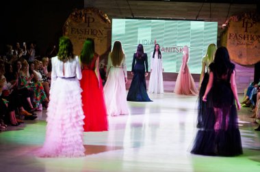 Ternopil, Ukrayna - 20 Mayıs 2018: Podolyany tasarımcıları moda haftası. Lidia Yanitska koleksiyon ilkbahar/yaz 2018-2019 sunu pist modelleri yürümek. 